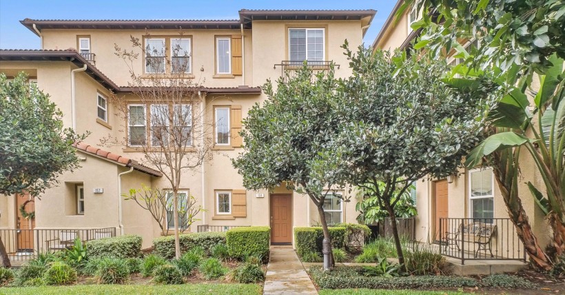 Exquisitely Remodeled 1-Bed Condo in Prime Los Angeles Location | City Views, Pool, In-Unit Laundry